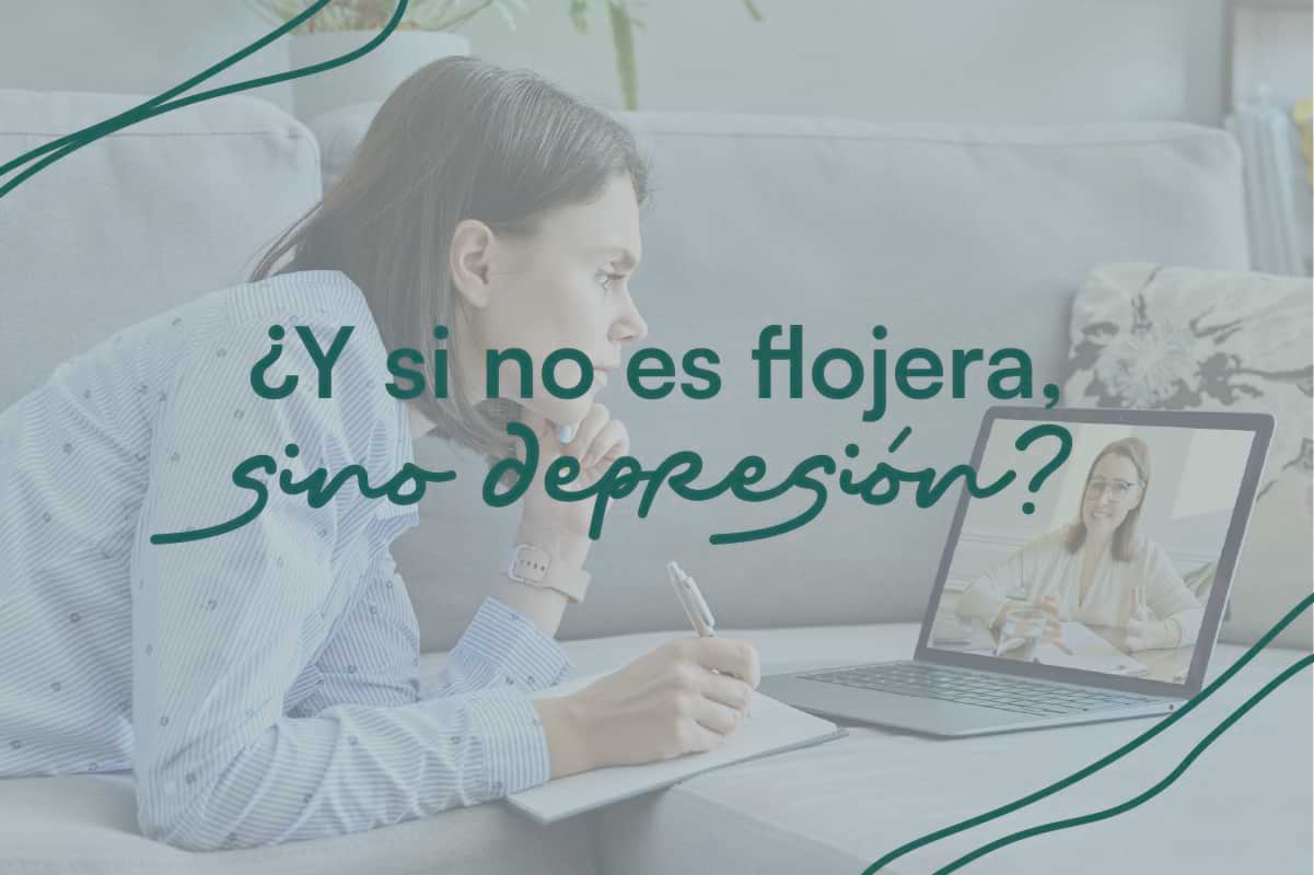 Mujer en casa frente a su laptop, recibiendo psicoterapia online con expresión reflexiva